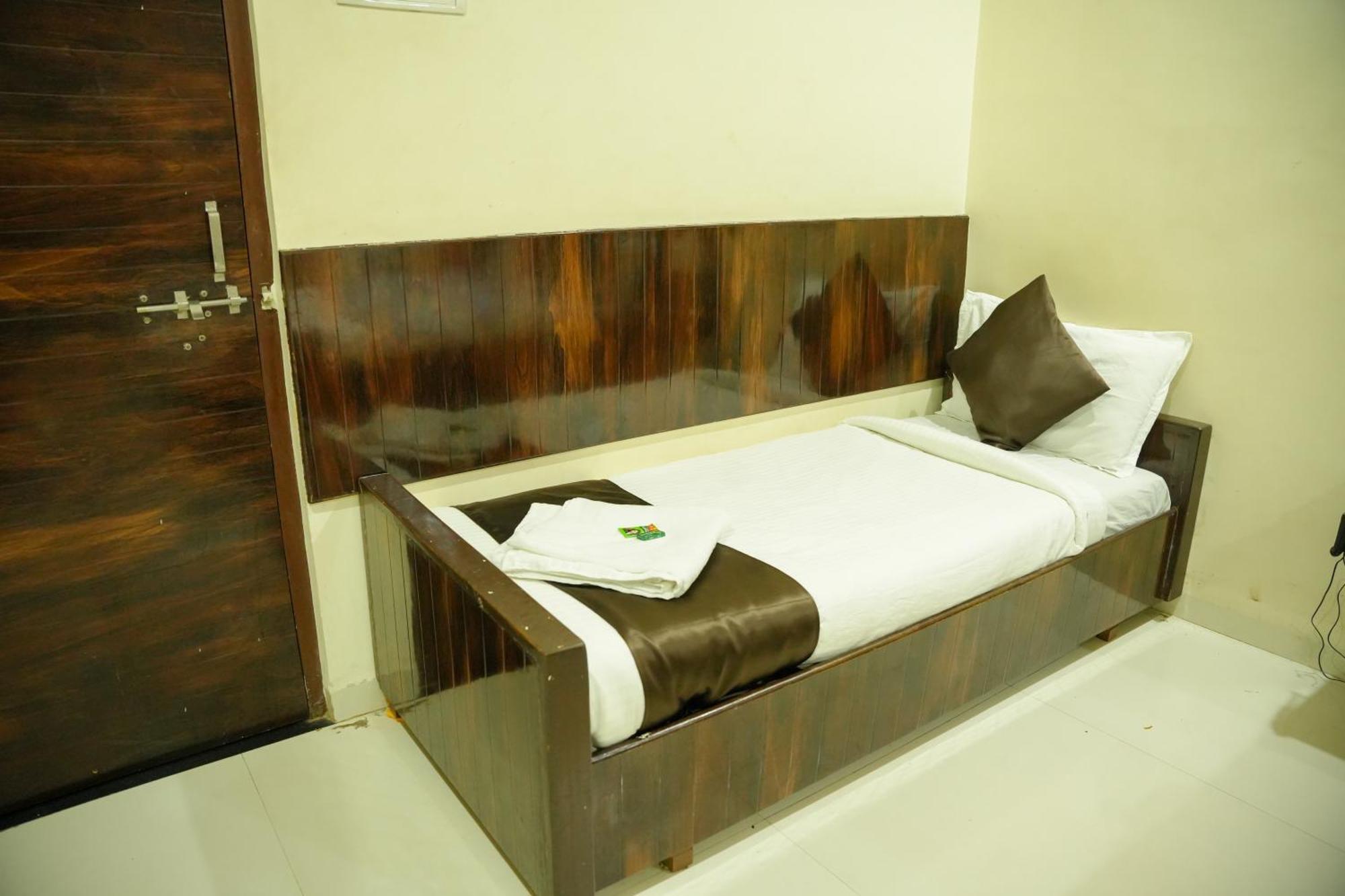 Hotel Sachidanand Ширді Екстер'єр фото