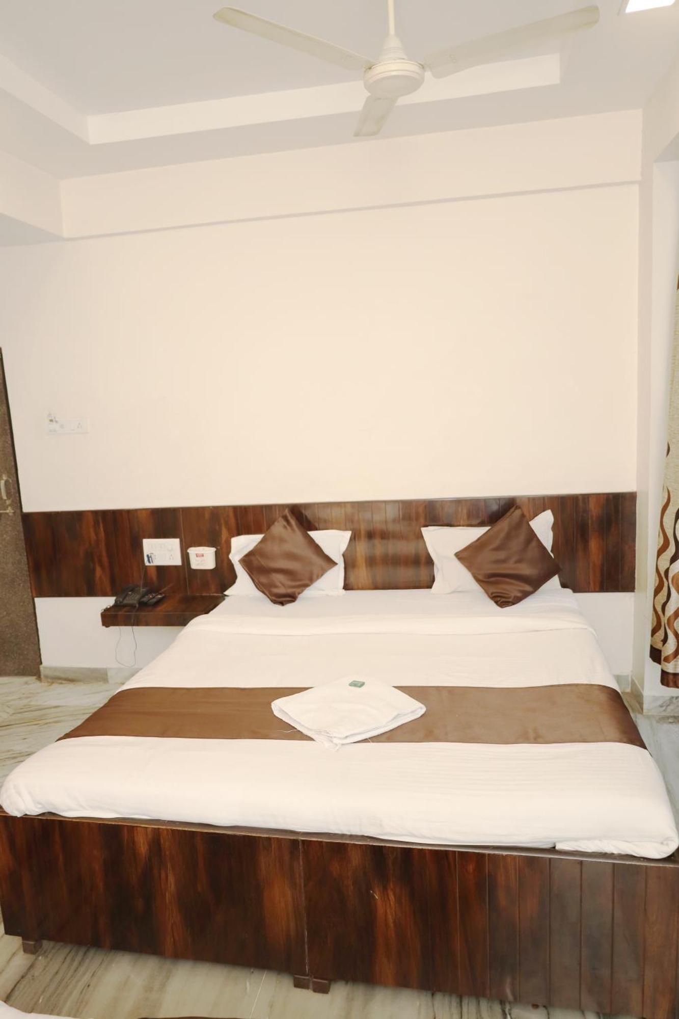 Hotel Sachidanand Ширді Екстер'єр фото