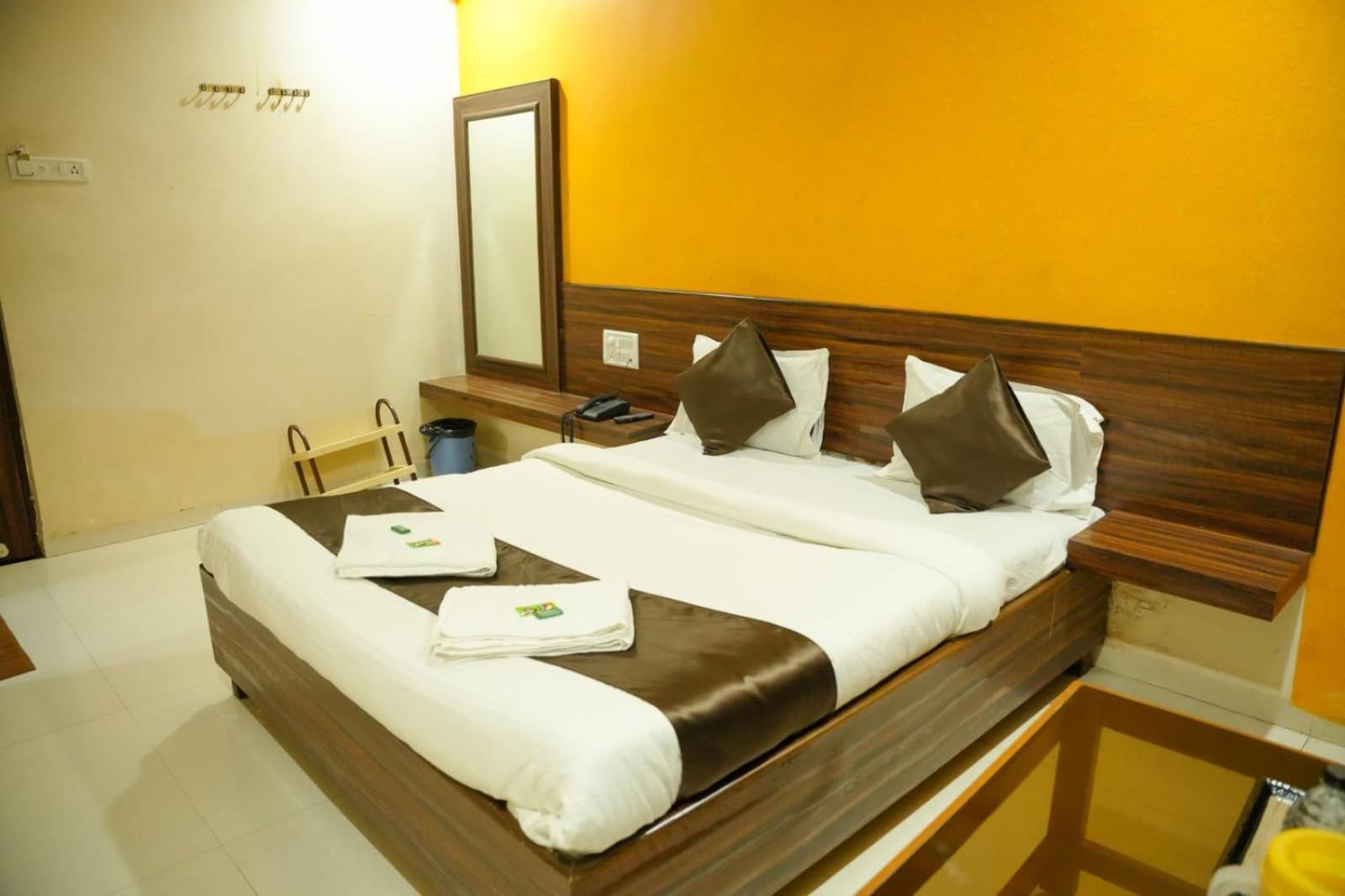 Hotel Sachidanand Ширді Екстер'єр фото