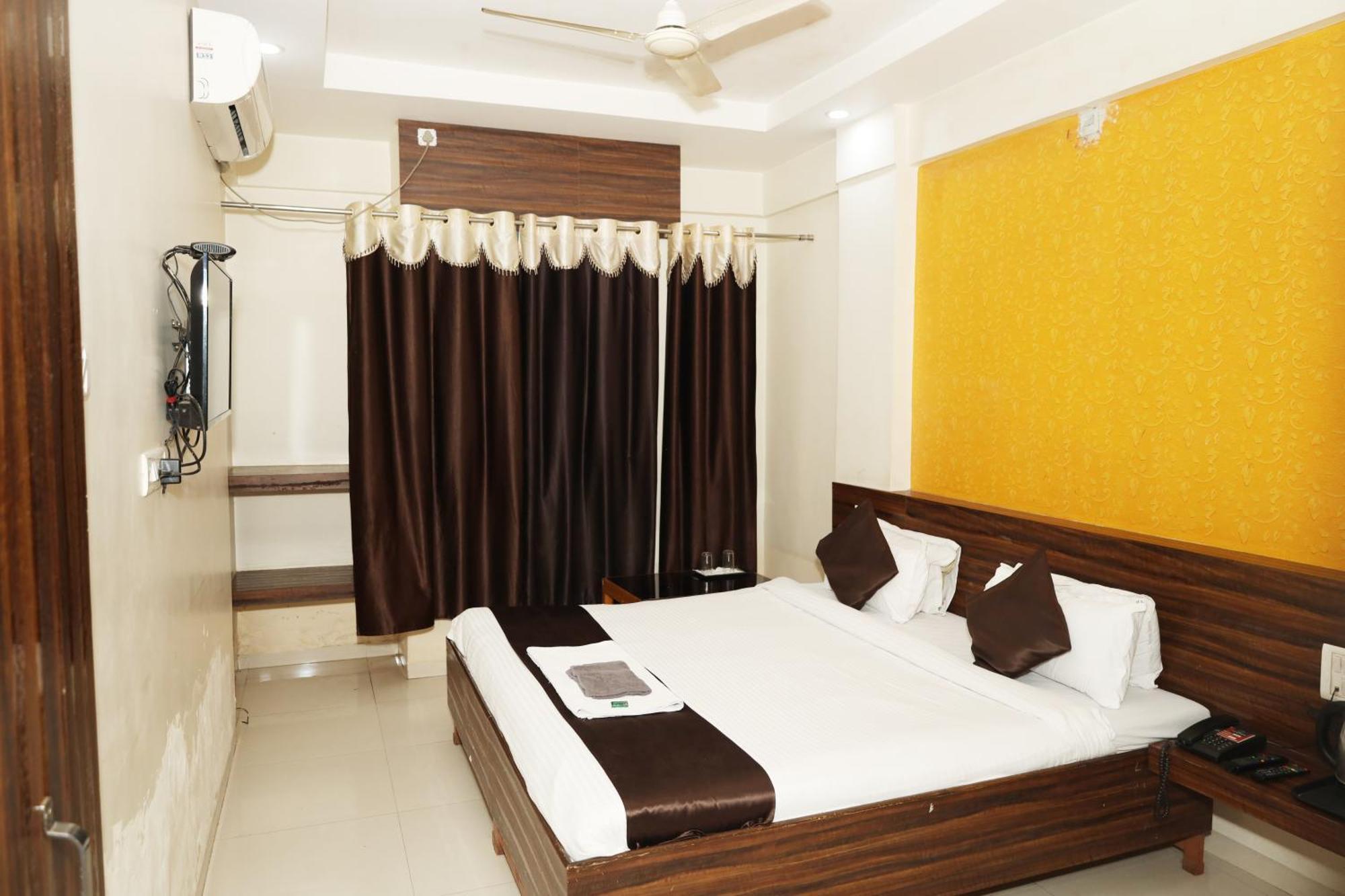 Hotel Sachidanand Ширді Екстер'єр фото