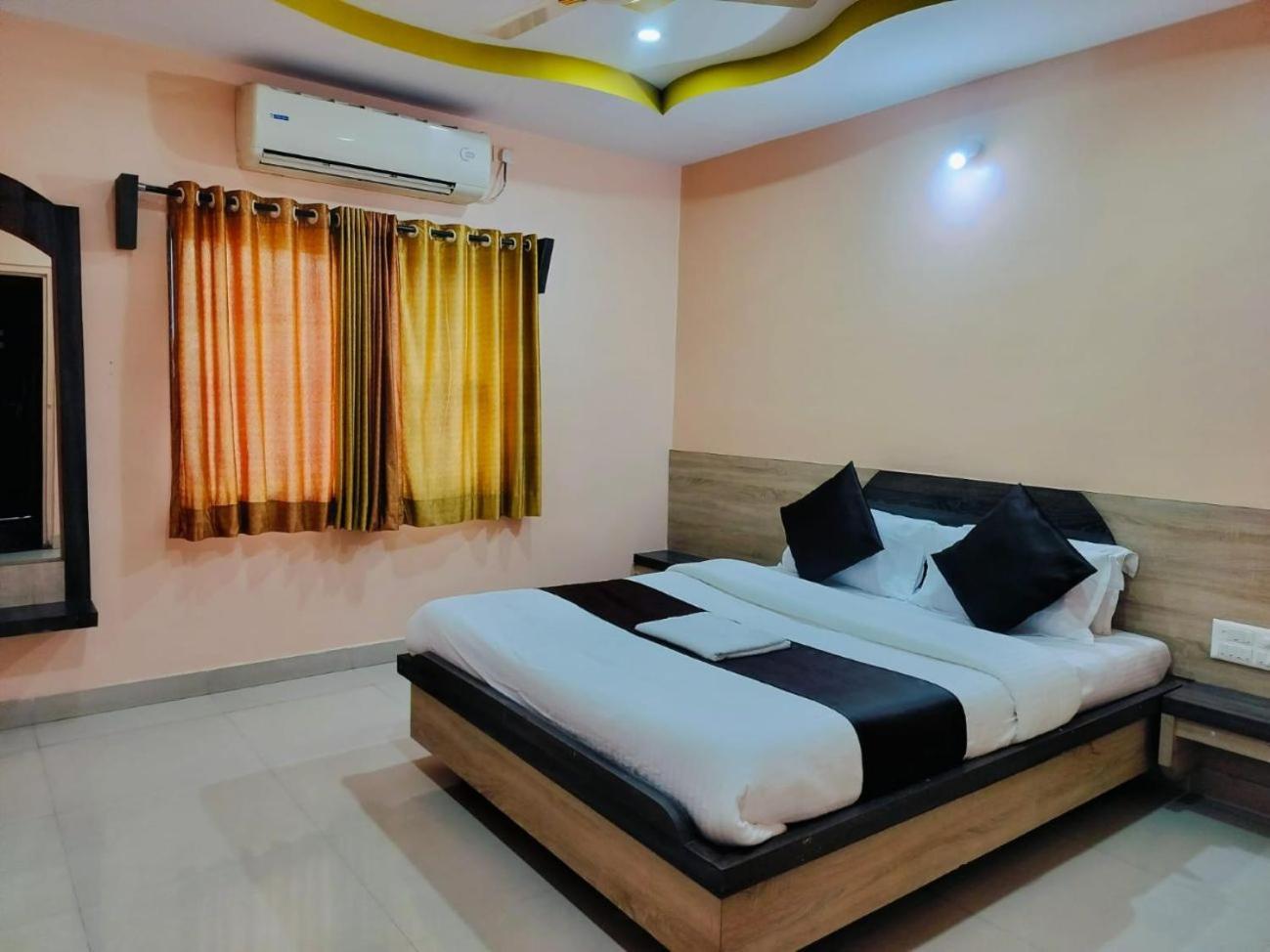 Hotel Sachidanand Ширді Екстер'єр фото