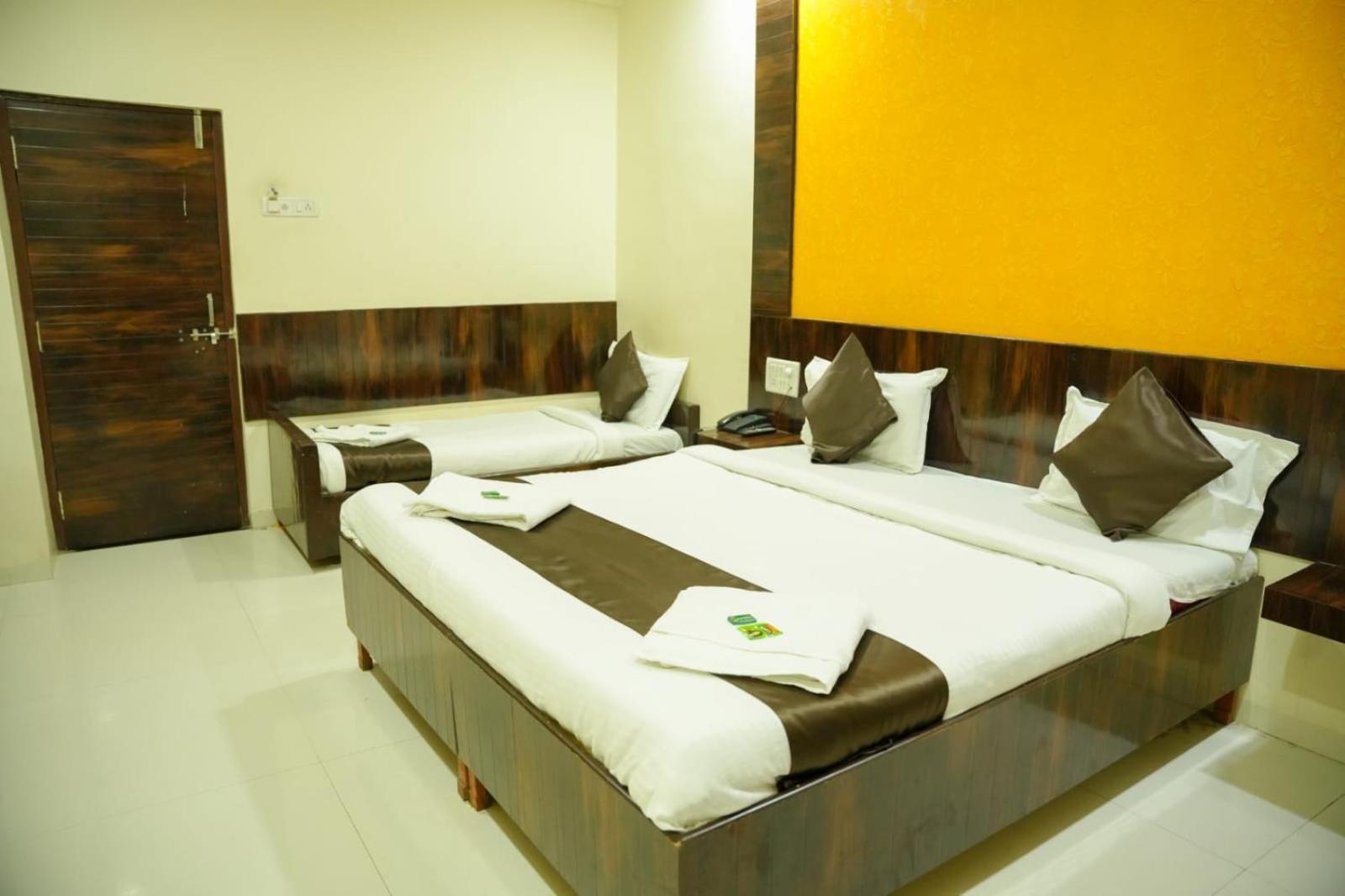 Hotel Sachidanand Ширді Екстер'єр фото